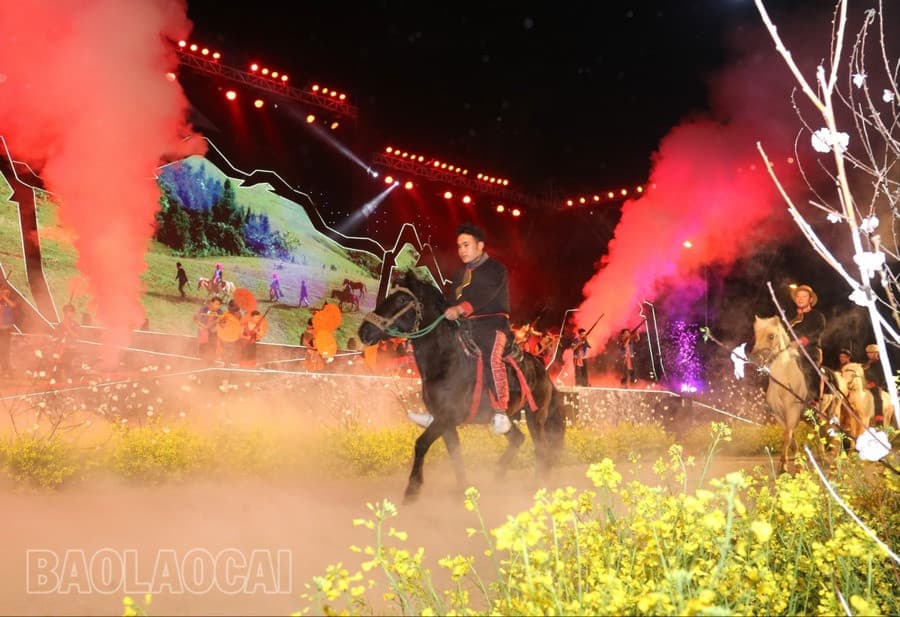 Trình diễn đua ngựa truyền thống ở Bắc Hà