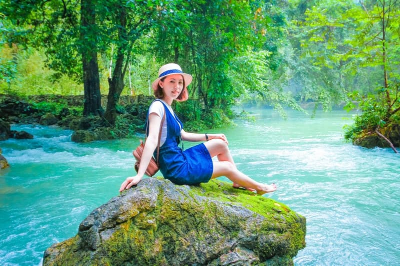 Du khách check in bên suối Lê Nin