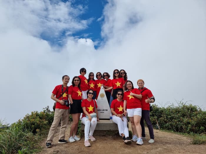 du khách chụp ảnh ở chiêu lầu thi