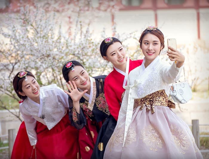 mặc trang phục Hanbok truyền thống Hàn Quốc