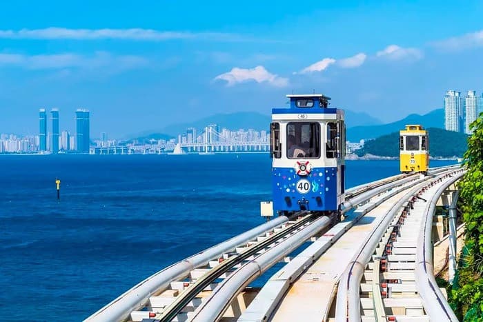 đi tàu điện ven biển Haeundae