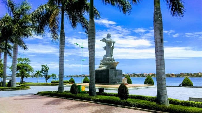 Về thăm tượng đài Mẹ Suối bên sông Nhật Lệ